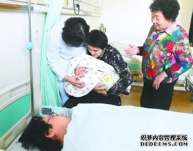 大陆首例试管婴儿当妈妈了男宝体重3850克