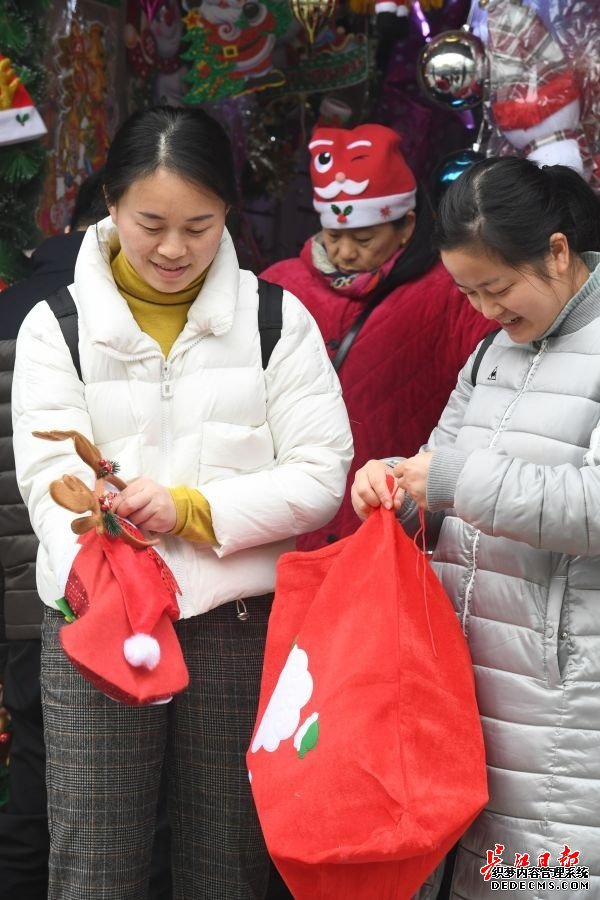 元旦临近，节日饰品很“红火”