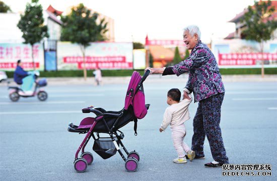 美媒：祖父母撑起中国育儿“半边天”