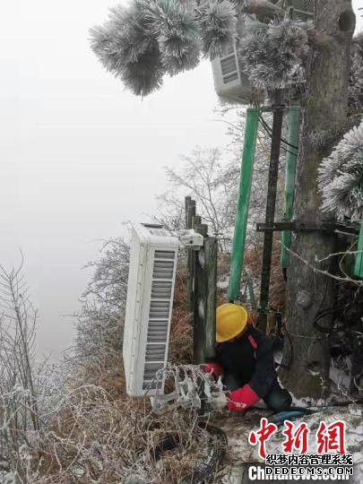 技术人员将数套每台约100斤的AAU设备(5G天线)人工搬运至金顶 王政 摄